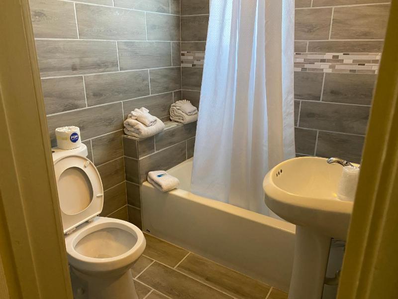 Budget Double Room image 3