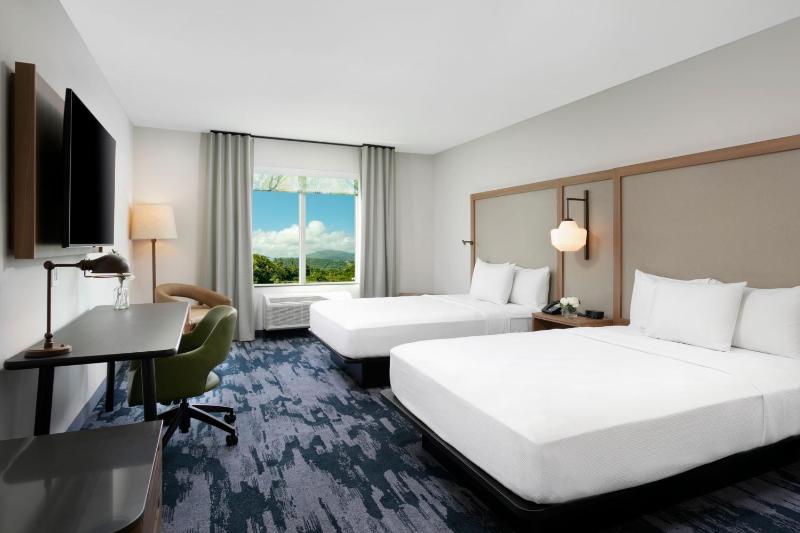 Queen Room with Two Queen Beds and Rainforest View image 3