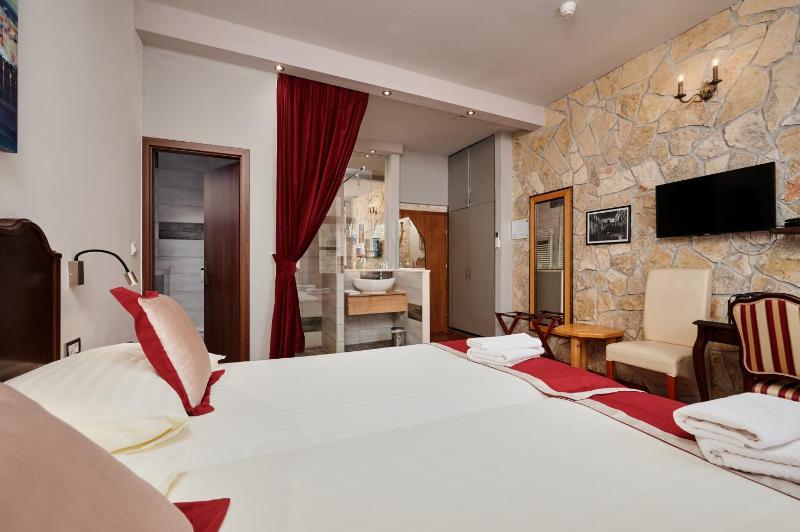 Double Room image 4
