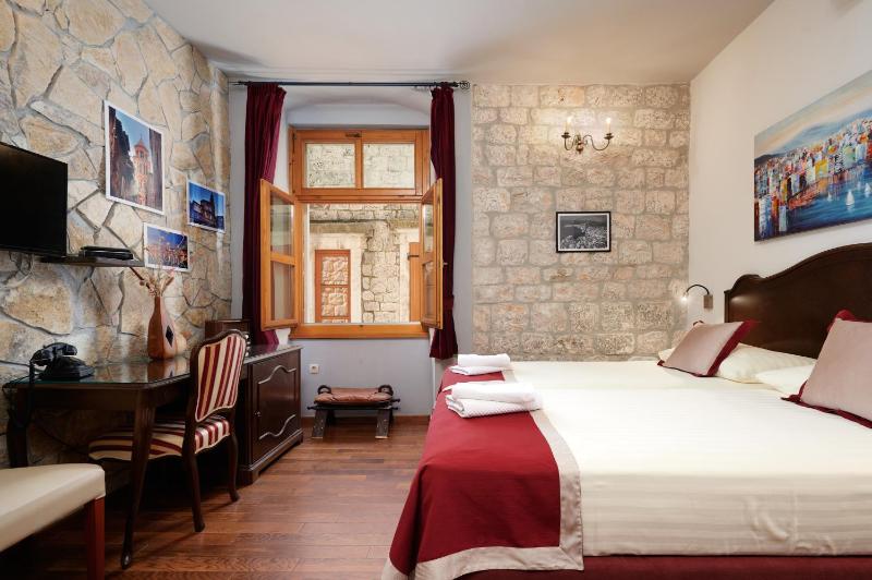 Double Room image 3