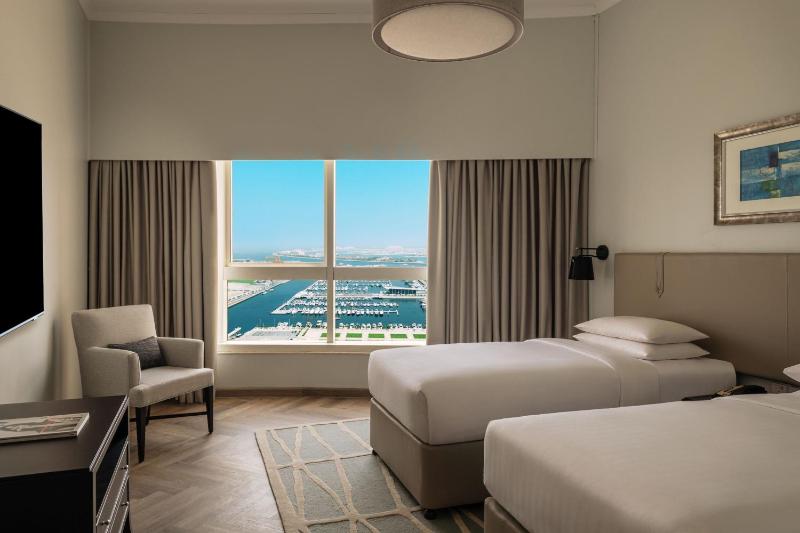 Renovated, Two Bedroom Sea View with Balcony, 1 King and 2 Twin image 3