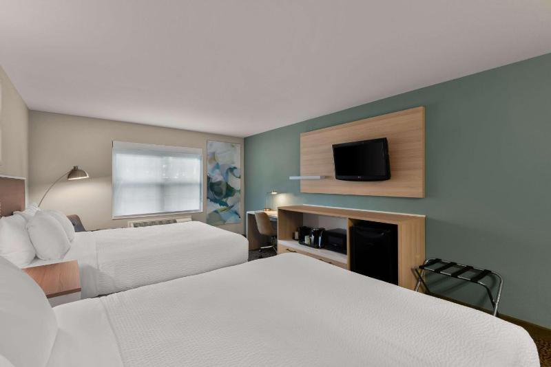 Queen Room with Two Queen Beds - Non-Smoking image 4