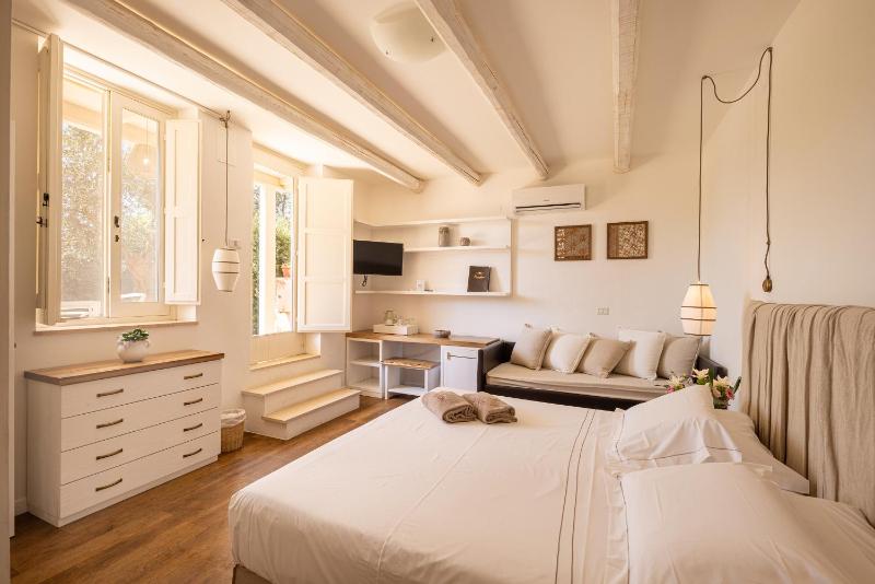 Classic Quadruple Room image 3