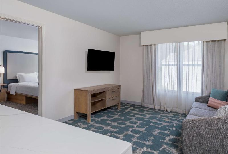 Two Bedroom Suite with One King and Two Queen Beds - Non-Smoking image 4