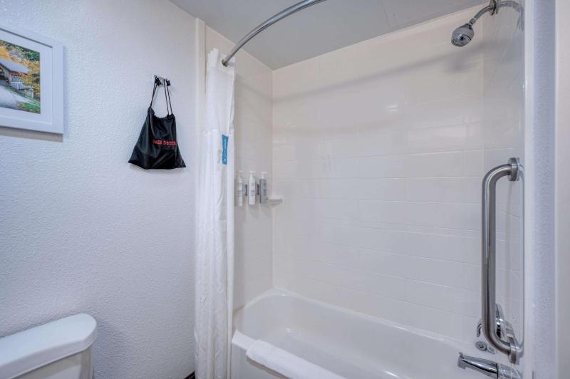 Room with Two Queen Beds - Non-Smoking image 4