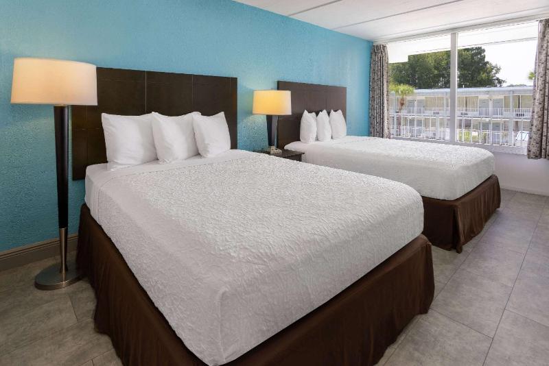 Queen Room with Two Queen Beds - Non-Smoking image 1