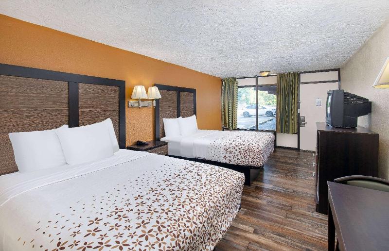 Queen Room with Two Queen Beds - Non-Smoking image 1