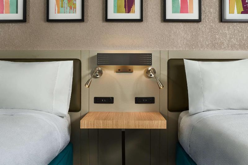 Queen Room - Disability Access image 2