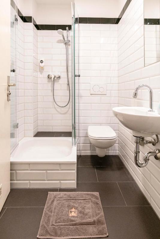 Single Room with Shared Shower and Toilet image 4
