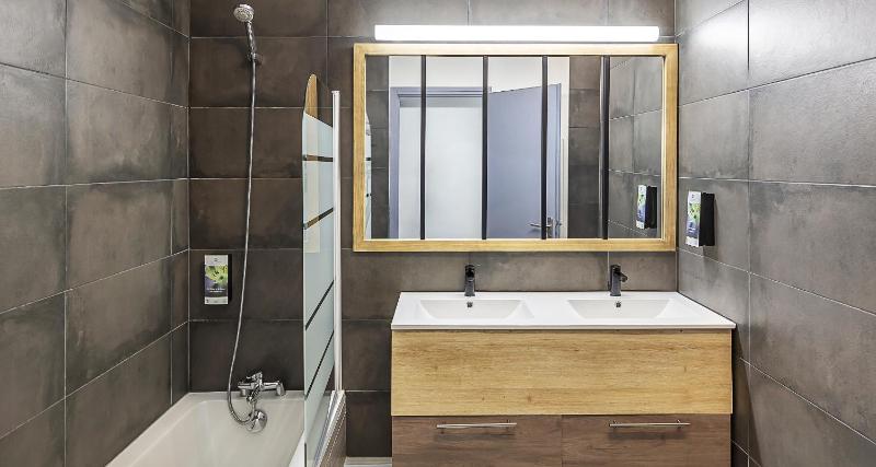 Two-Bedroom Apartment with Two Queen Beds and One Single Bed - Non-Smoking image 4