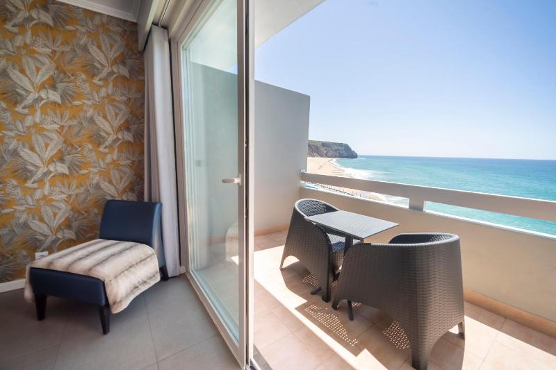 Superior Double or Twin Room with Ocean View and Balcony image 3