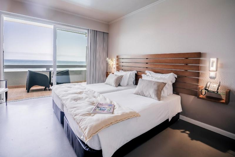 Family Room (4 Adults) with Balcony and Sea View image 4