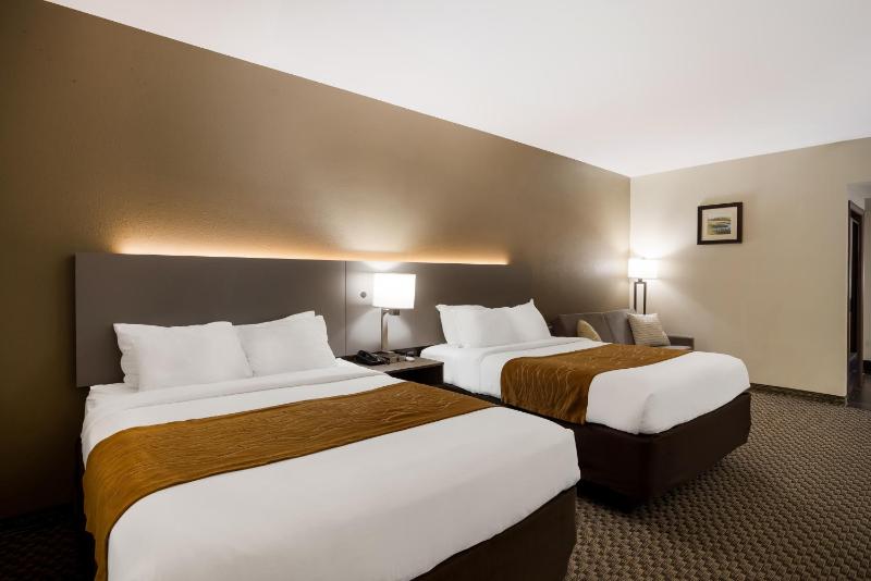 Queen Room with Two Queen Beds - Non-Smoking image 1