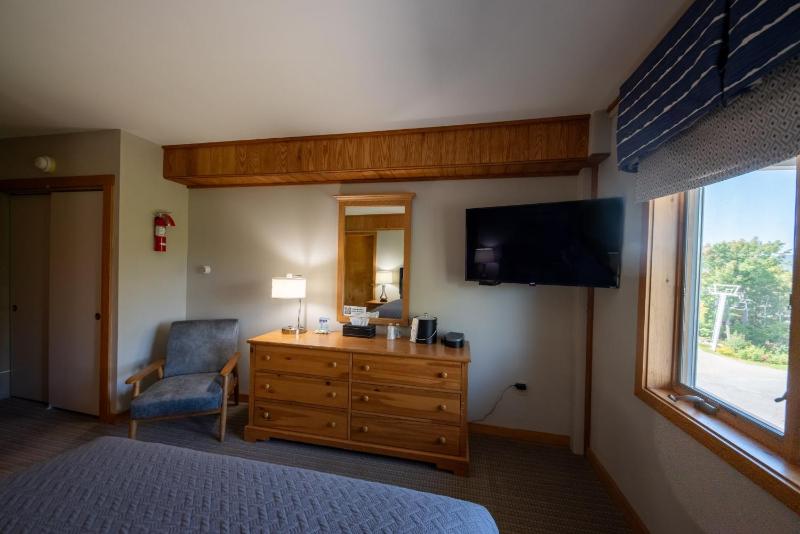 Standard Queen Room image 4