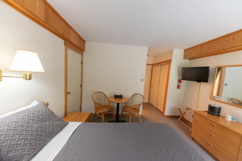 Queen Room with Balcony image 4