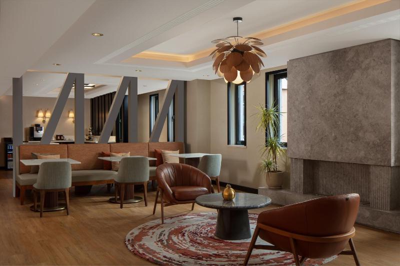 Executive King Room with Panoramic City View - Lounge Access image 3