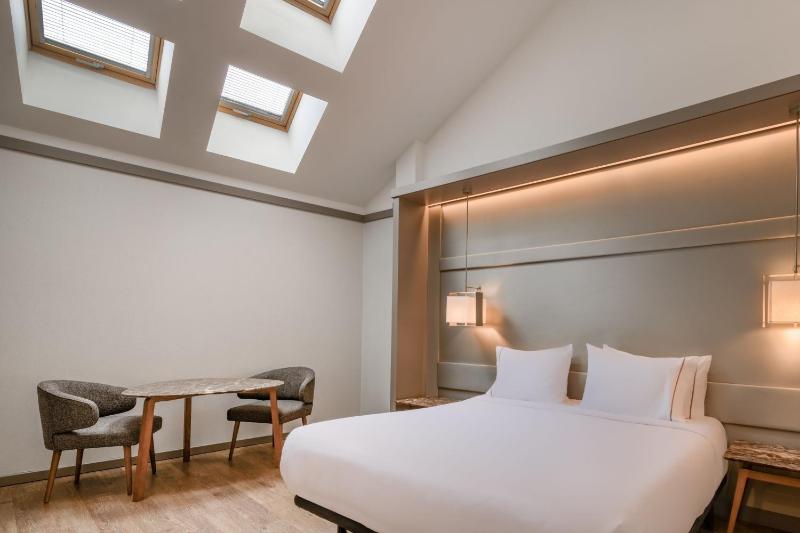 Standard Queen Room image 3
