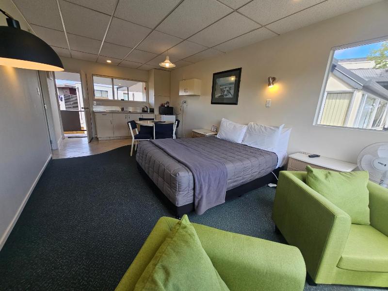 Tui Oaks Motel - image 2