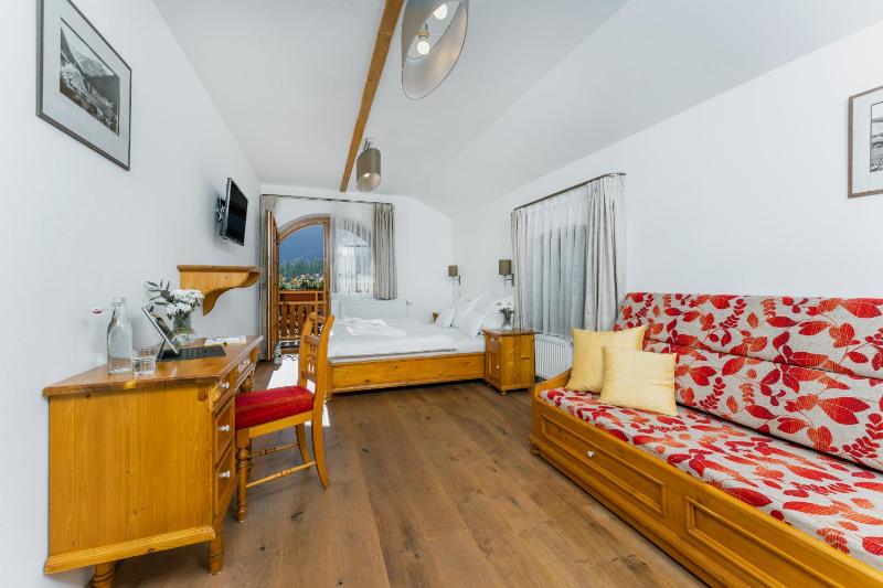 Deluxe Double Room with Balcony image 4