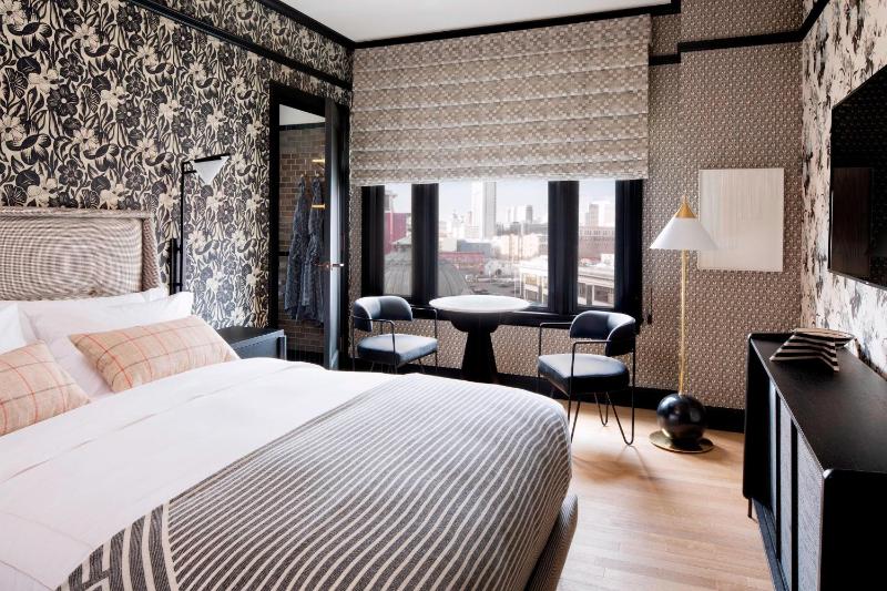 Deluxe Queen, Guest room, 1 Queen, City view image 3