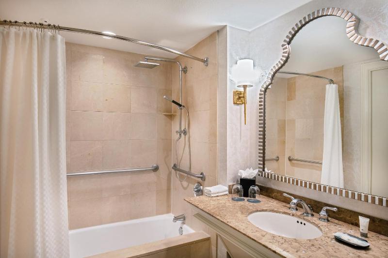 Traditional King, Guest room, 1 King, City view image 3