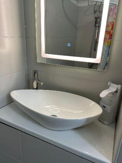 Twin Room with Bathroom image 4