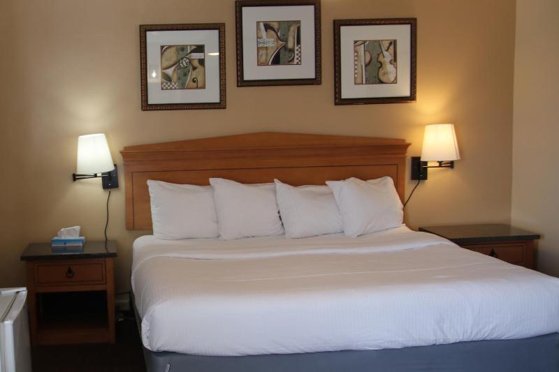 Standard Queen Room image 2