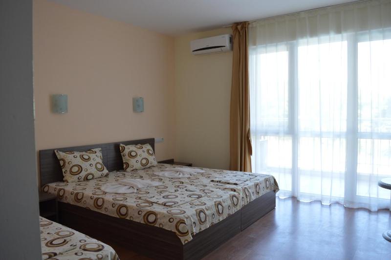 Triple Room with Balcony image 4