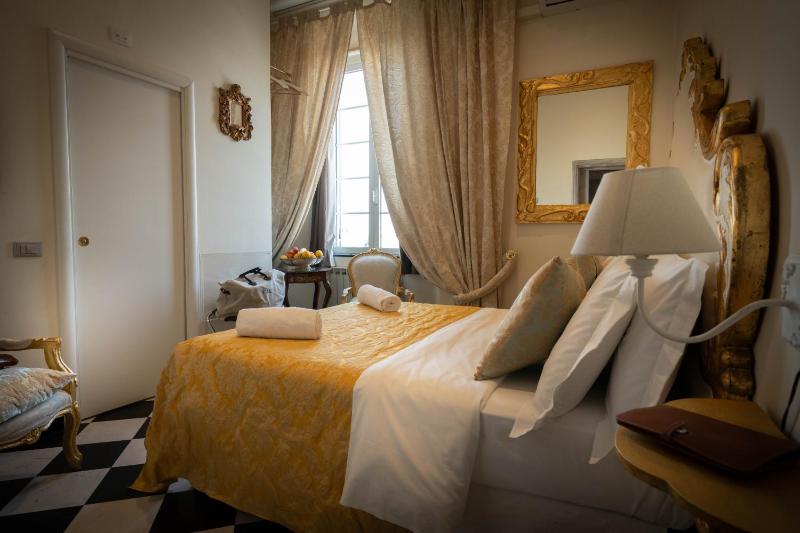 Double Room image 4