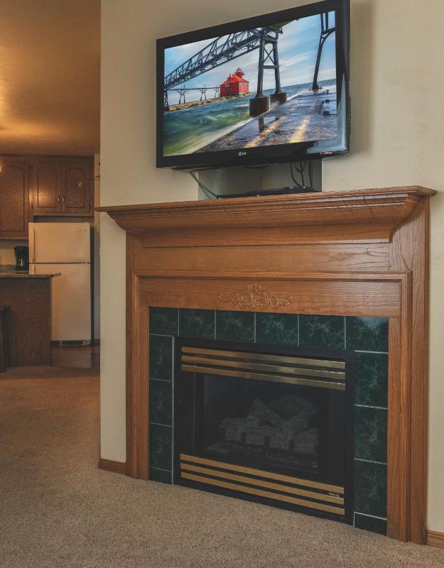 Suite with Hot Tub image 2