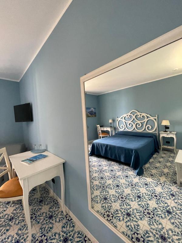 Deluxe Double Room with Sea View image 4