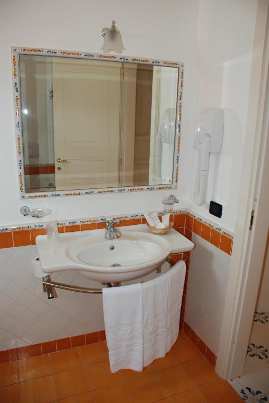 Deluxe Double Room with Side Sea View image 2
