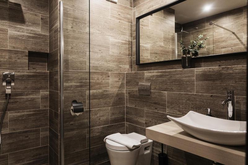 Deluxe Single Room with Balcony image 4