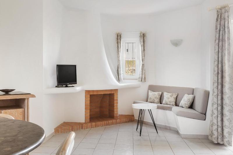 Superior One-Bedroom Apartment image 3
