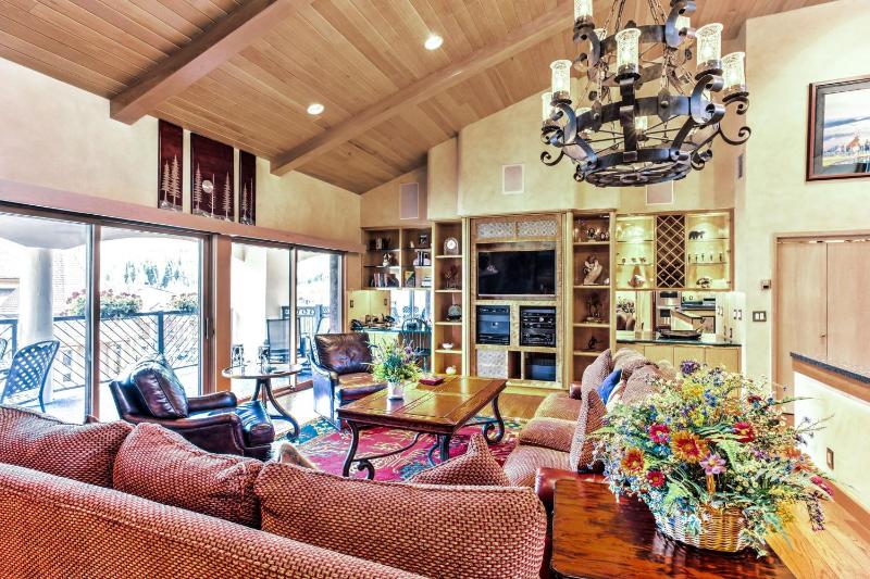 Four-Bedroom Penthouse Suite with Mountain View - Top Floor image 4
