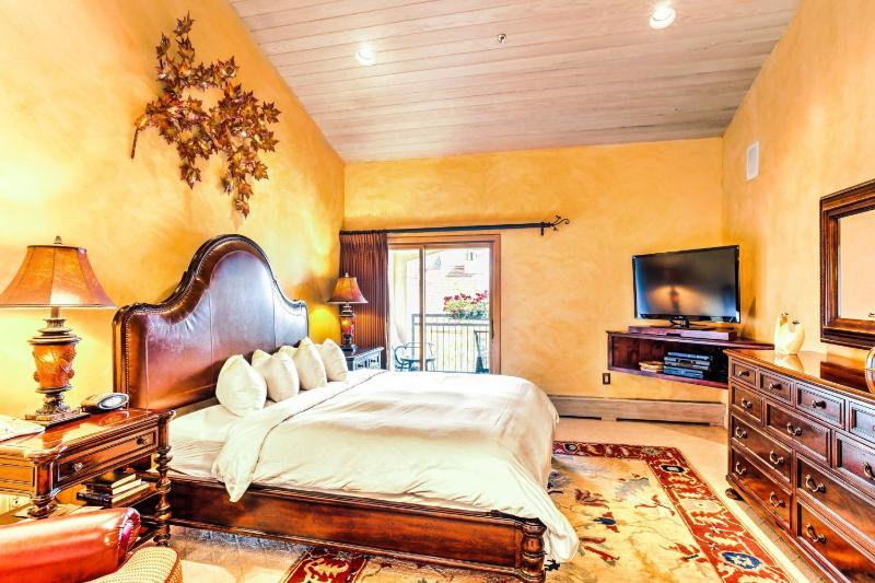Four-Bedroom Penthouse Suite with Mountain View - Top Floor image 4