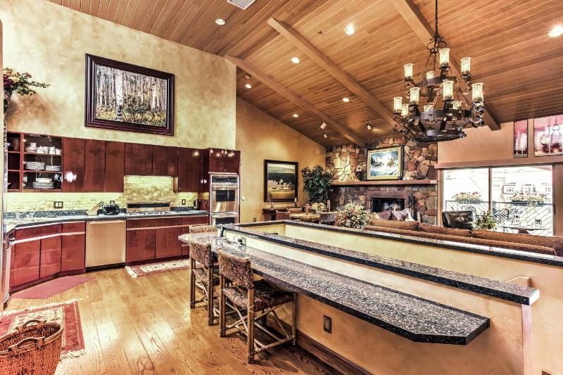 Four-Bedroom Penthouse Suite with Mountain View - Top Floor image 3