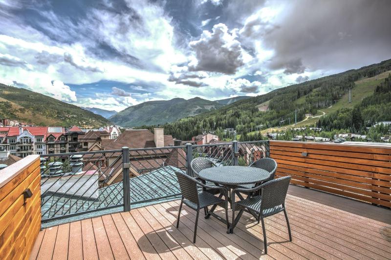 Four-Bedroom Penthouse Suite with Mountain View - Top Floor image 1