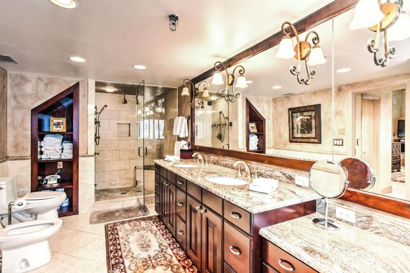 Four-Bedroom Penthouse Suite with Mountain View - Top Floor image 2