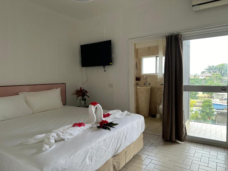 Coconut Palms Resort & Diamond Casino - image 4