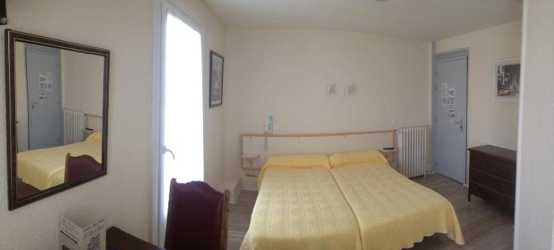 Standard Twin Room image 3