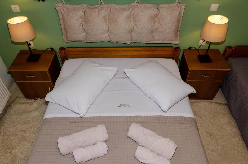 Triple Room with Balcony image 4
