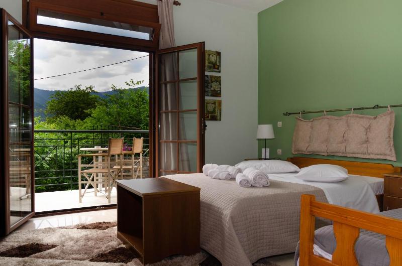 Triple Room with Balcony image 3