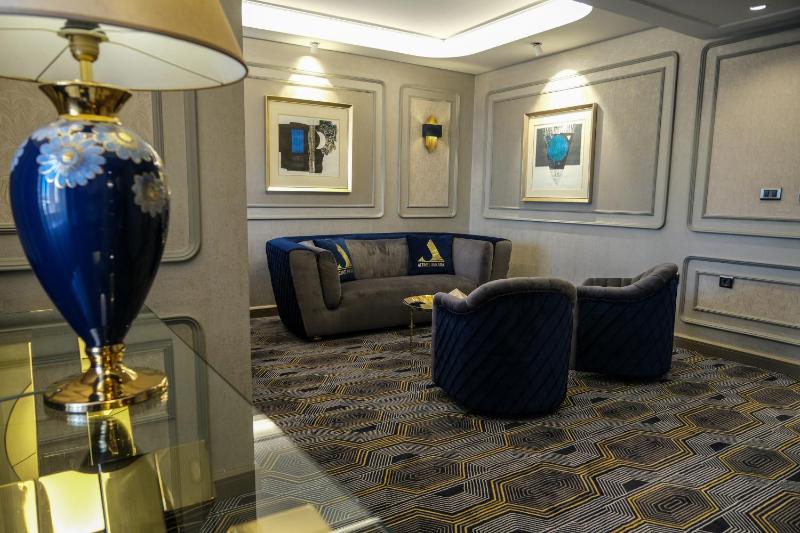 Deluxe King Suite image 4