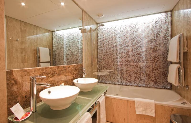Luxury One-Bedroom Suite image 2