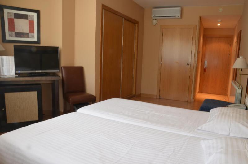 Double or Twin Room with Spa Access image 3