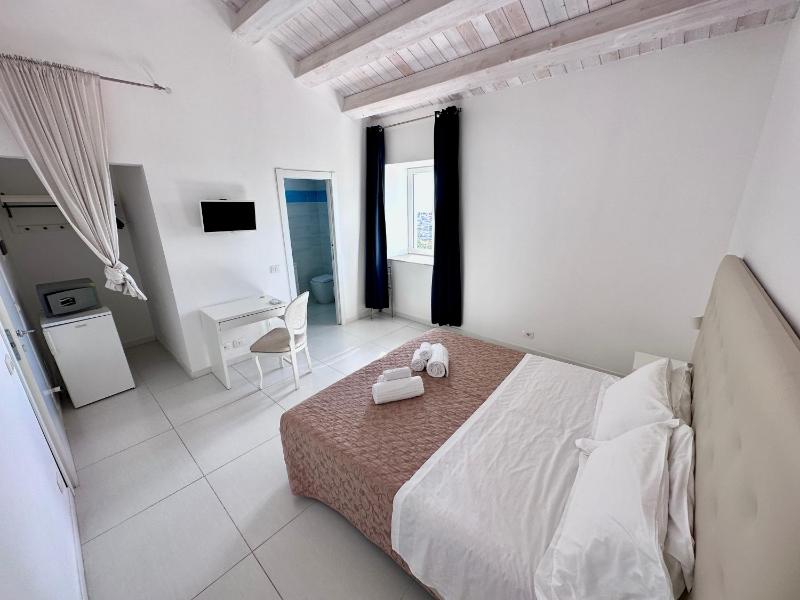 Standard Double Room image 3