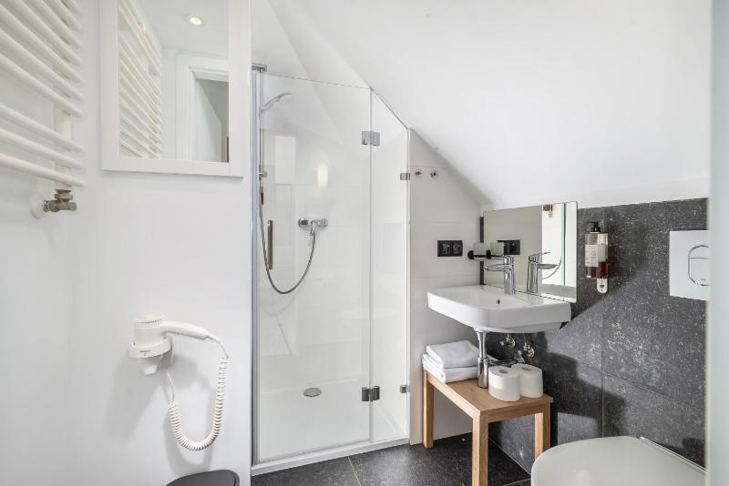 Single Room with City View image 2