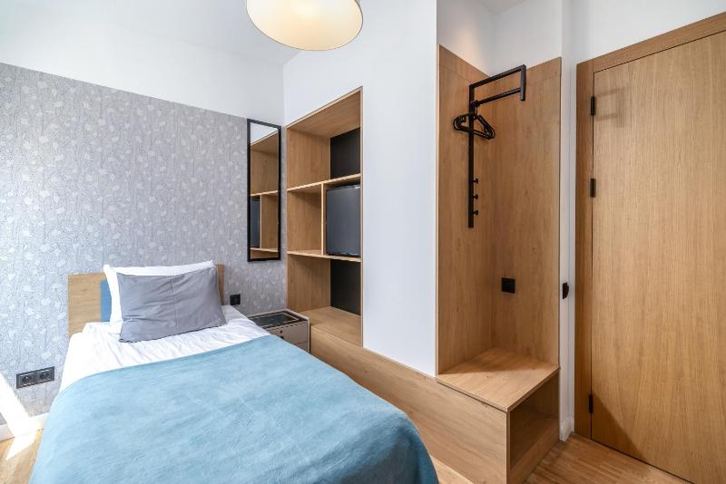 Single Room with City View image 4