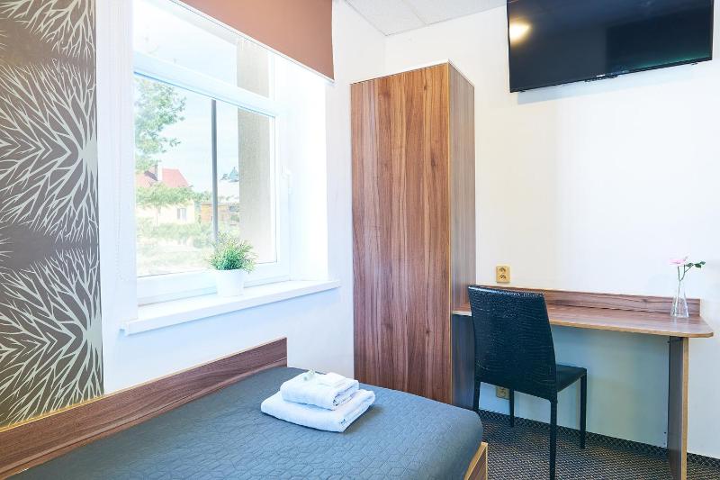 Standard Twin Room image 3